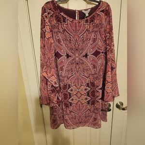 NEW shift dress, featuring an all-over paisley with bell sleeve. Size XL